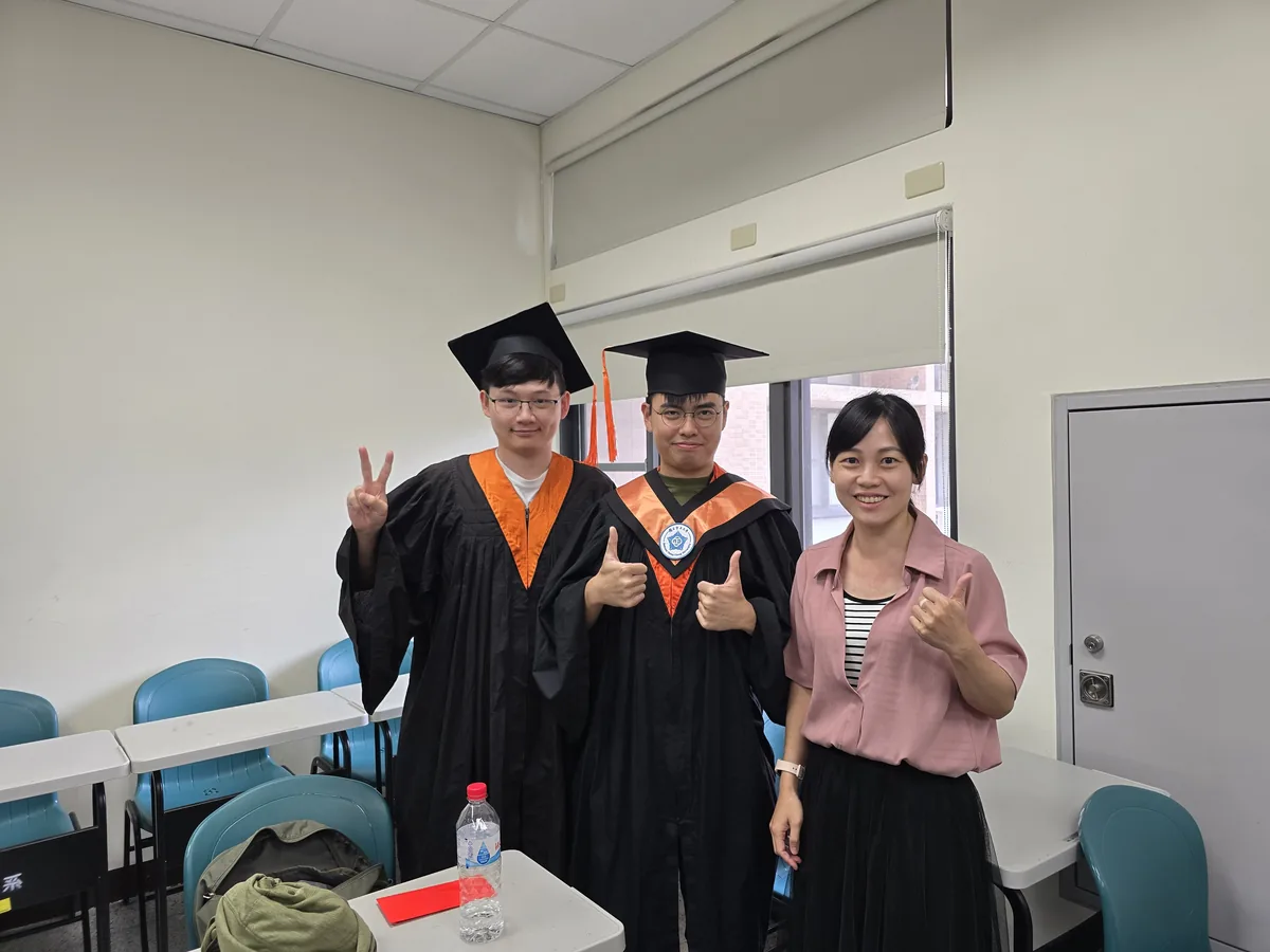 畢業生與老師合照