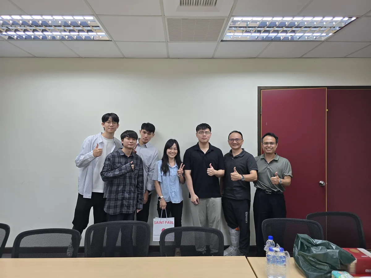 碩士論文口試完成合照